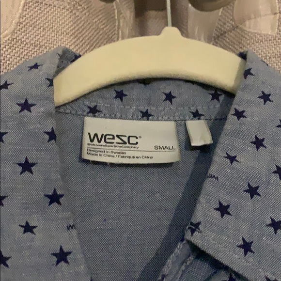 Super fun short sleeve bottom down shirt 👕 - Picture 2 of 3